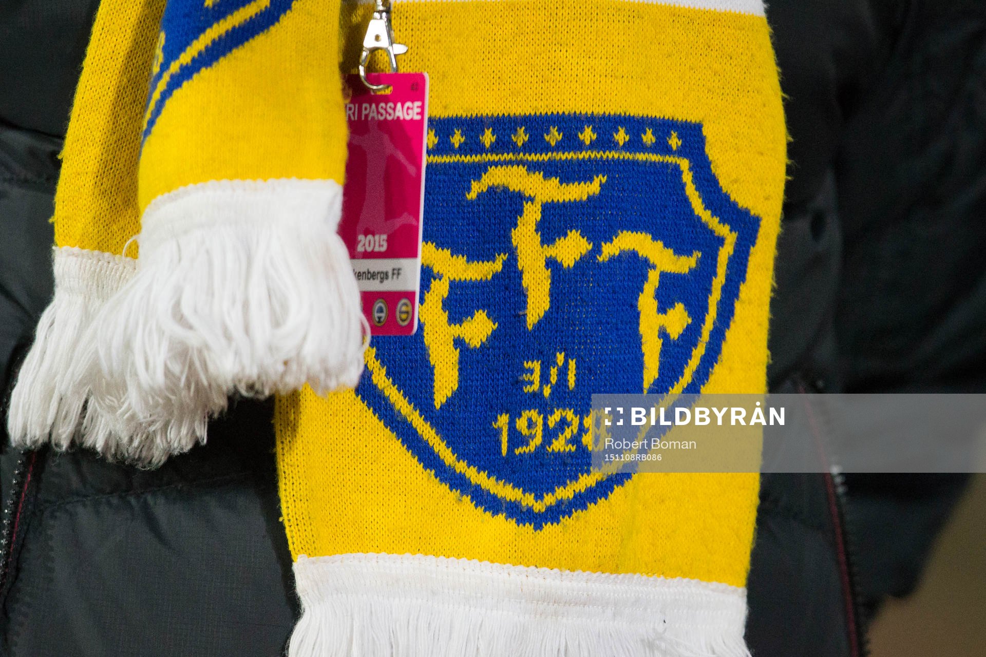 Falkenbergs logga på en halsduk före fotbollsmatchen och kval till allsvenskan mellan Falkenberg och Sirius den 8 November 2015 i Falkenberg.