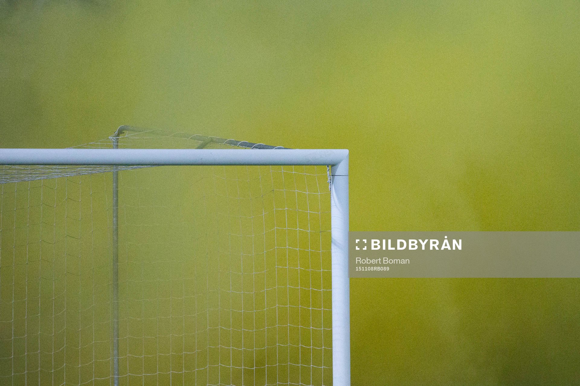 Ett mål täckt i gul rök före fotbollsmatchen och kval
