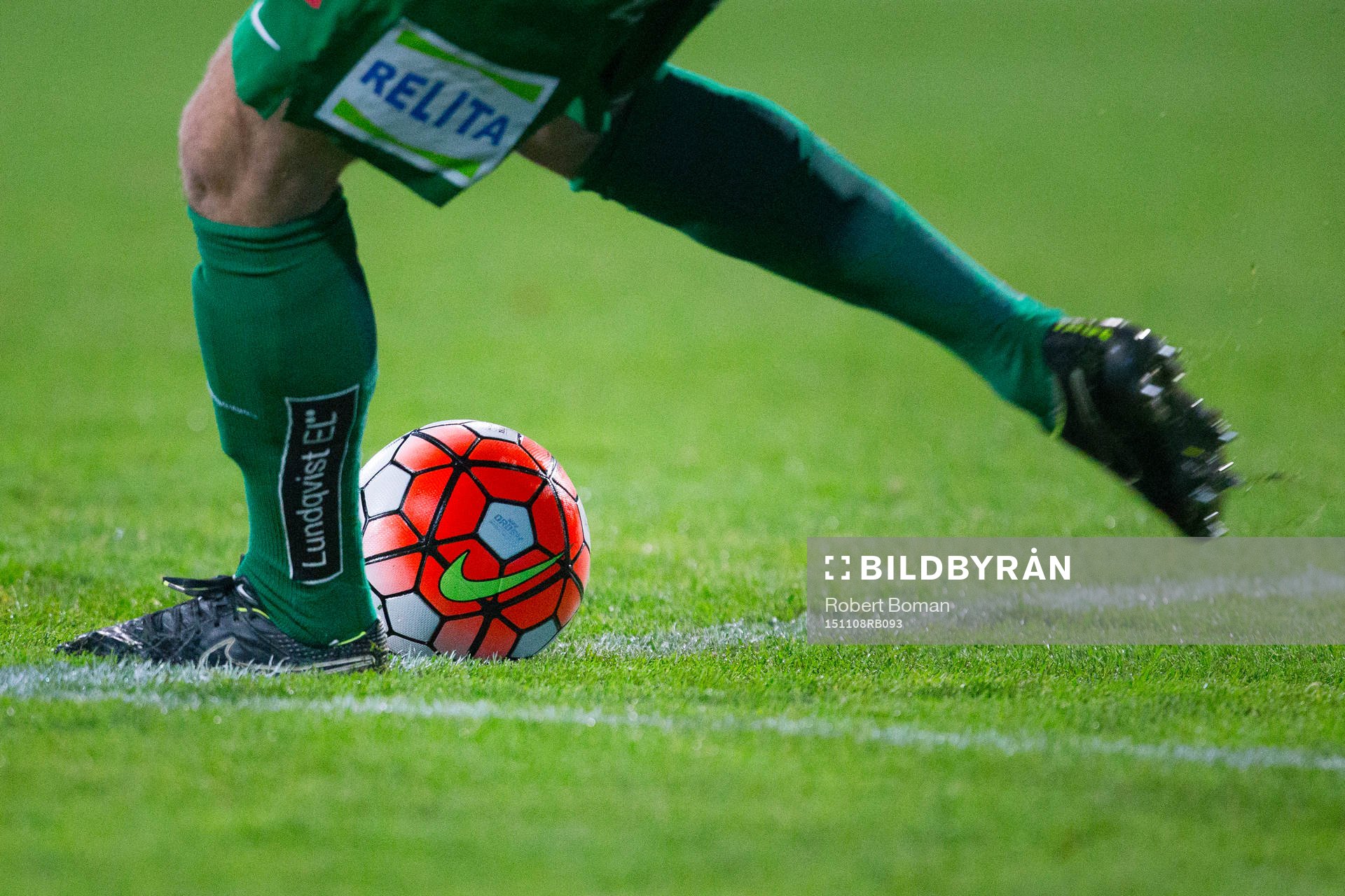 Sirius målvakt Andreas Andersson sparkar ut bollen