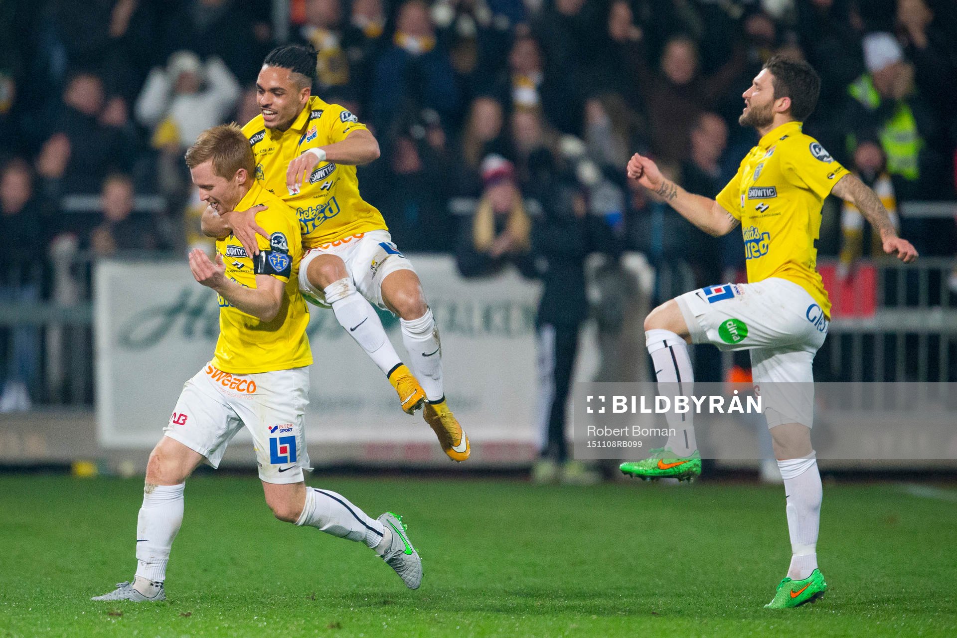 Falkenbergs Dan Keat och Alexander Jakobsen och Tibor Joza jublar under fotbollsmatchen och kval till allsvenskan mellan Falkenberg och Sirius den 8 November 2015 i Falkenberg.