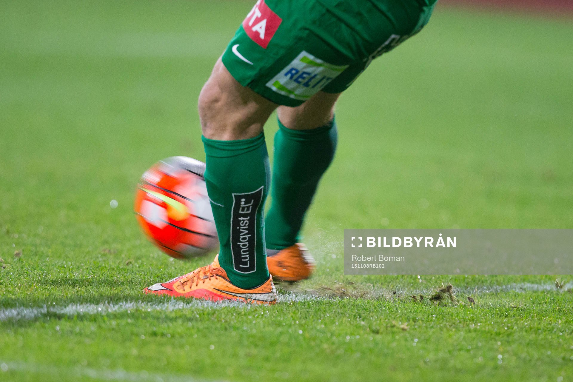 Sirius målvakt Andreas Andersson sparkar ut bollen