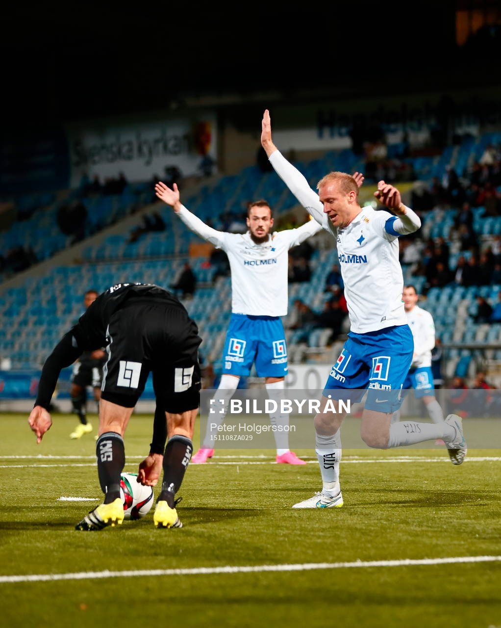 Misstänkt hands och Norrköpings Andreas Johansson reagerar