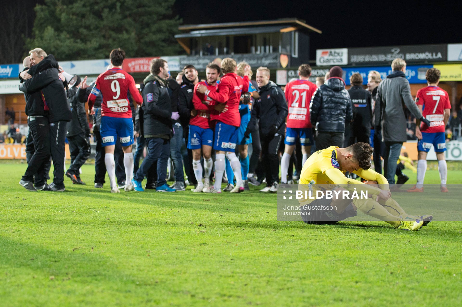 Mjällbys Armin Aganovic sitter på gräsmattan och deppar,
