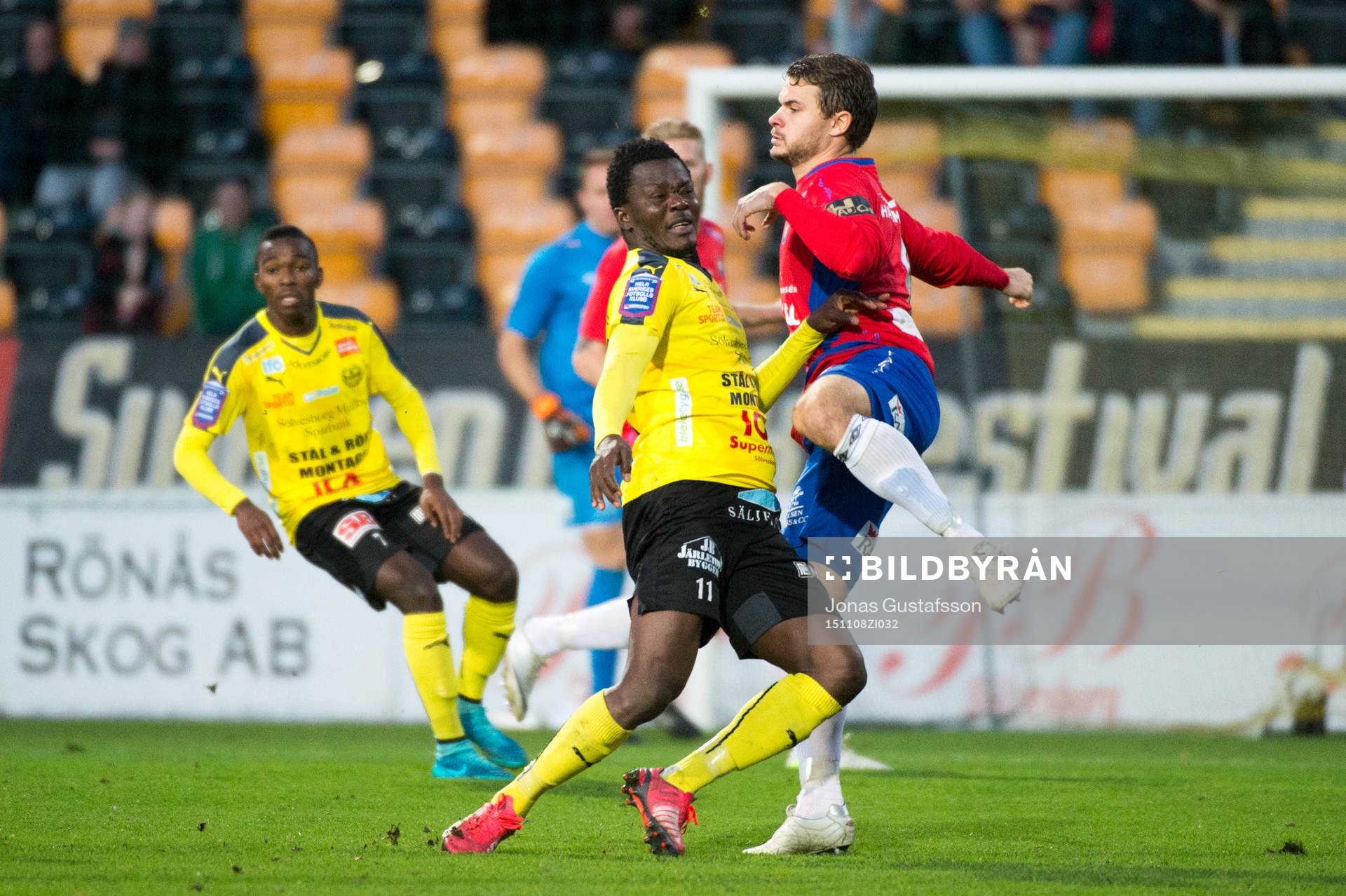 Mjällbys Ibrahim Teteh Bangura i kamp om bollen med Örgrytes Hannes Sahlin under fotbollsmatchen i kvalet till Superettan mellan Mjällby och Örgryte den 8 November 2015 i Mjällby.