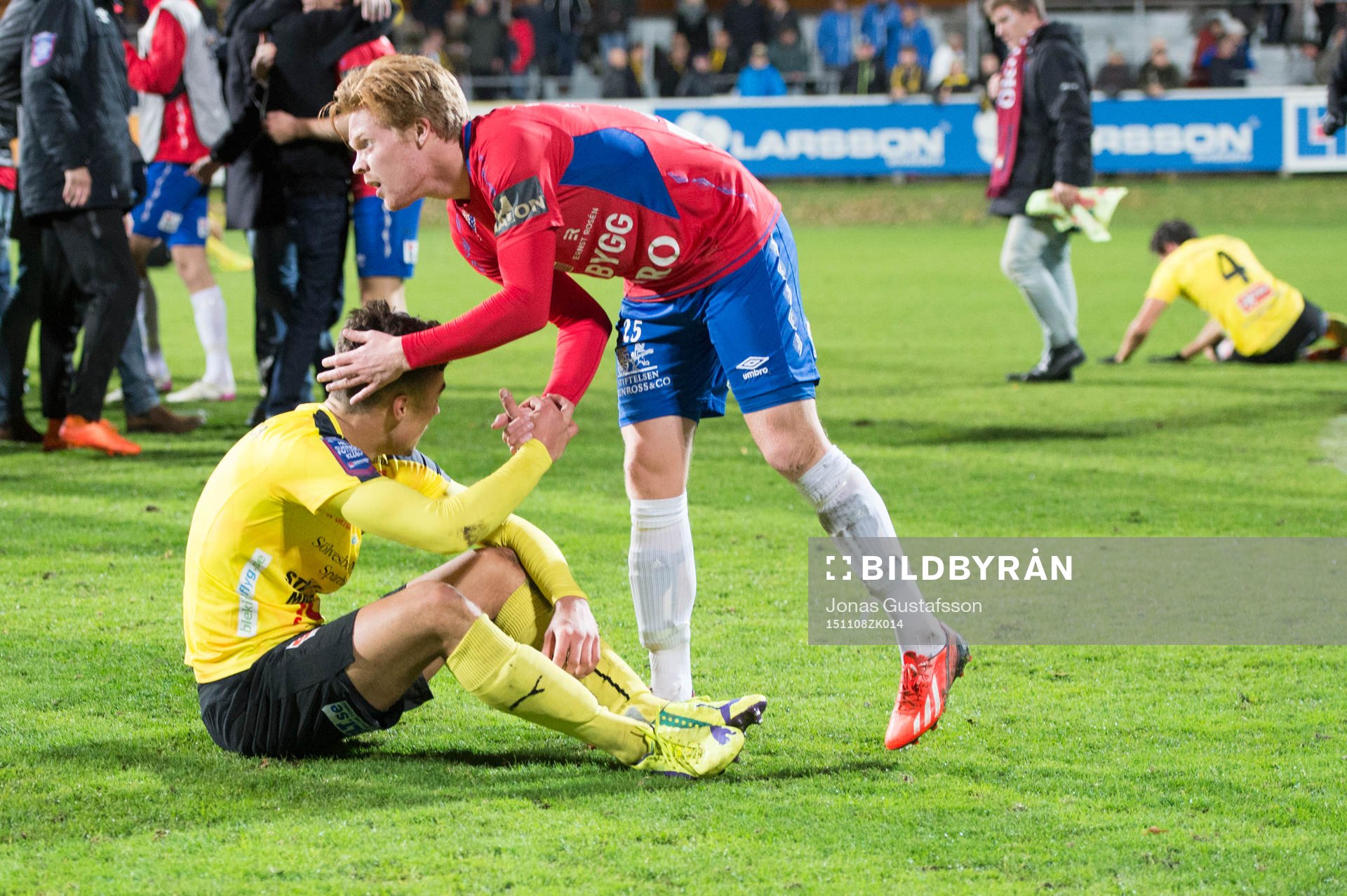Mjällbys Armin Aganovic deppar på gräset och blir