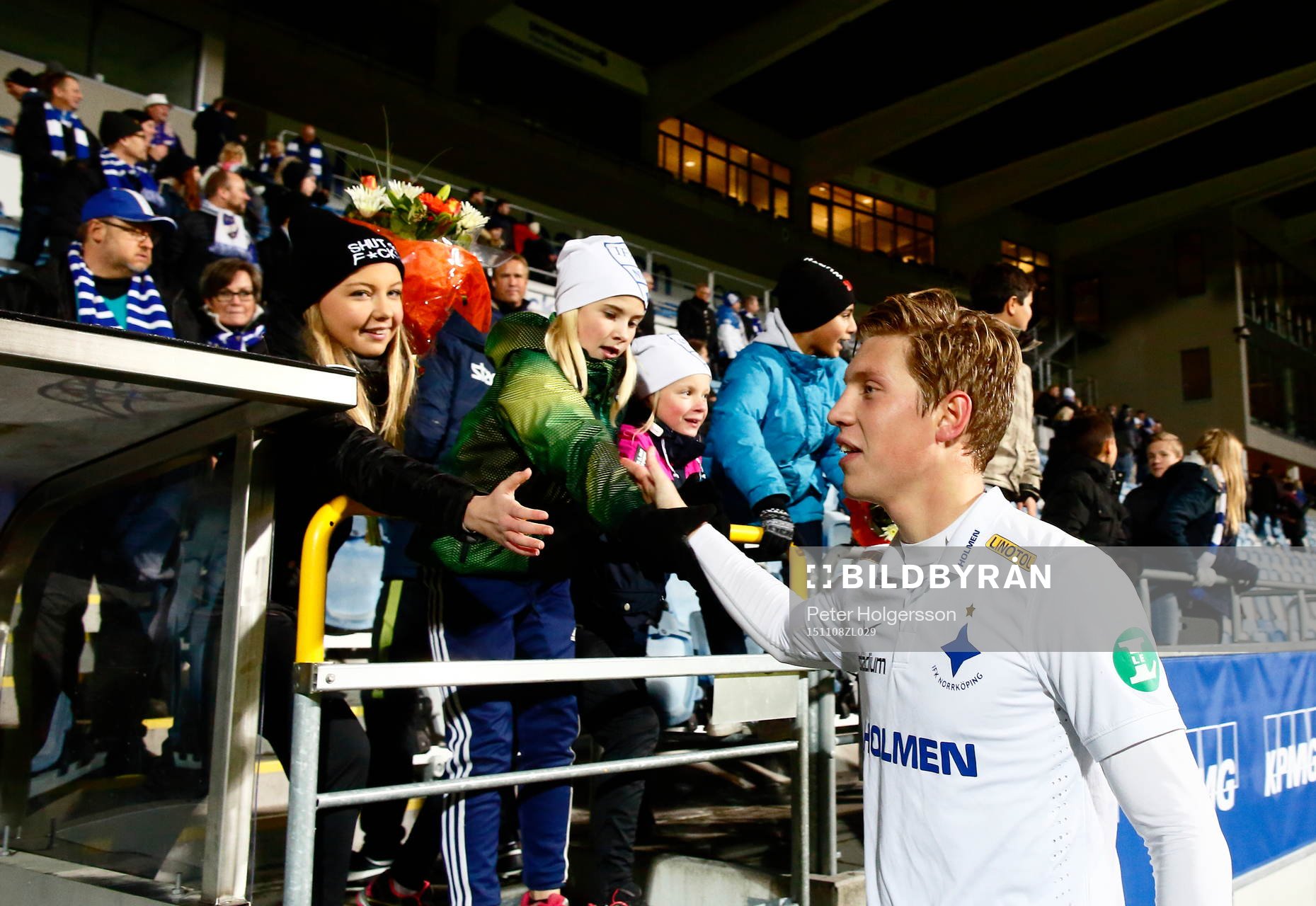 Norrköpings Alexander Fransson med unga supporters