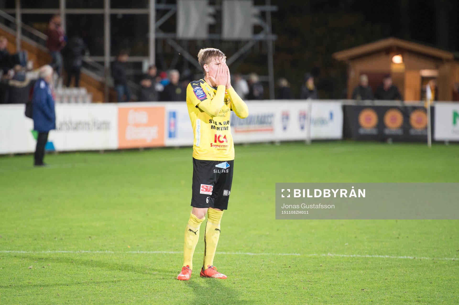 Mjällbys Eric Björkander deppar