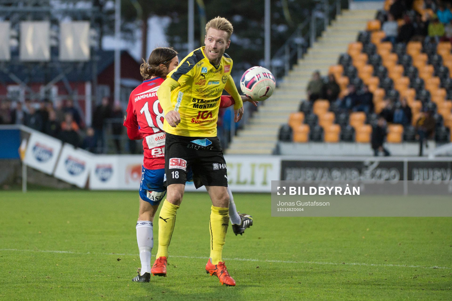Mjällbys Christian Wilhelmsson i kamp om bollen