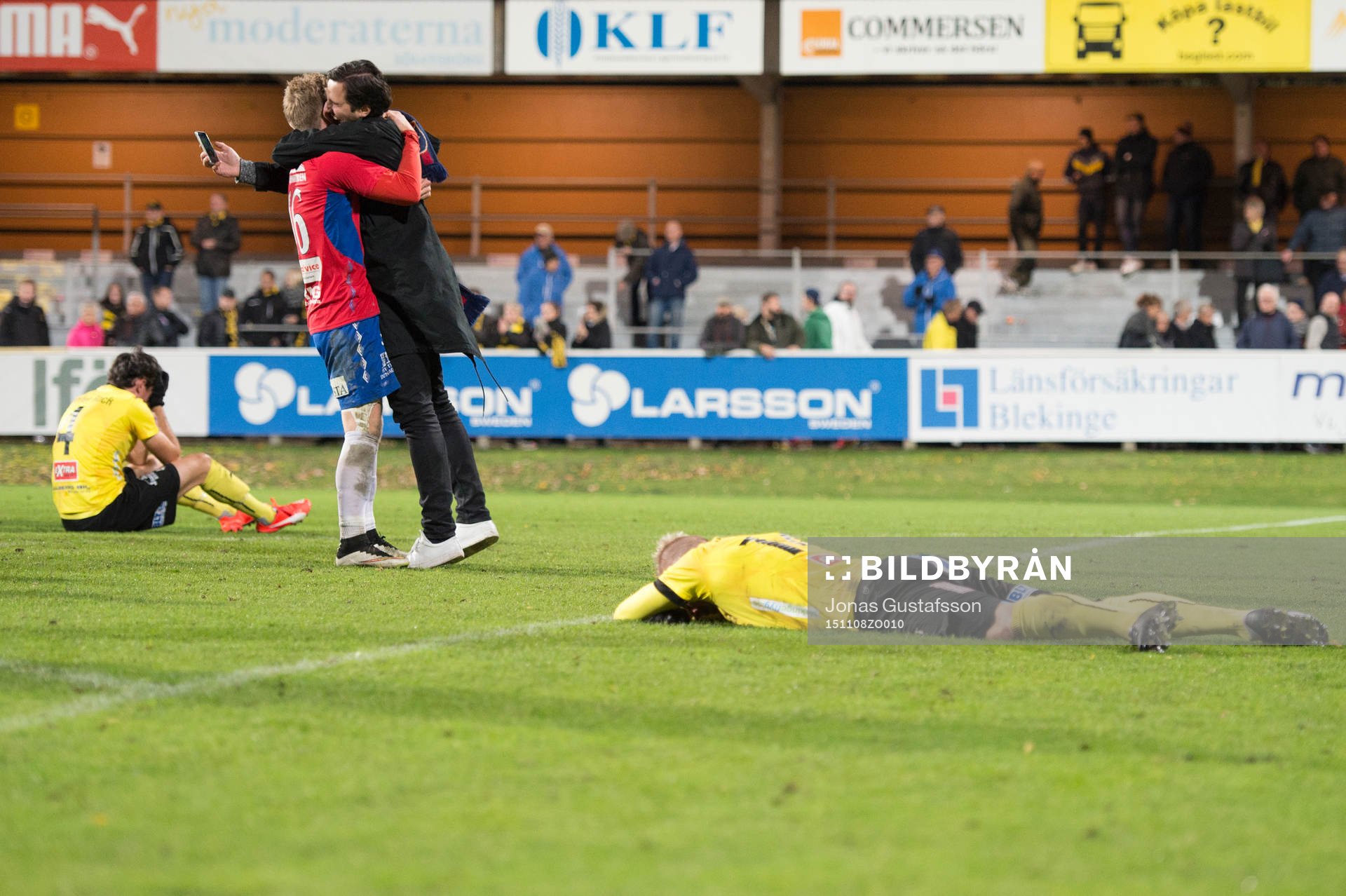 Mjällbys spelare deppar när Örgrytes Sebastian Olsson
