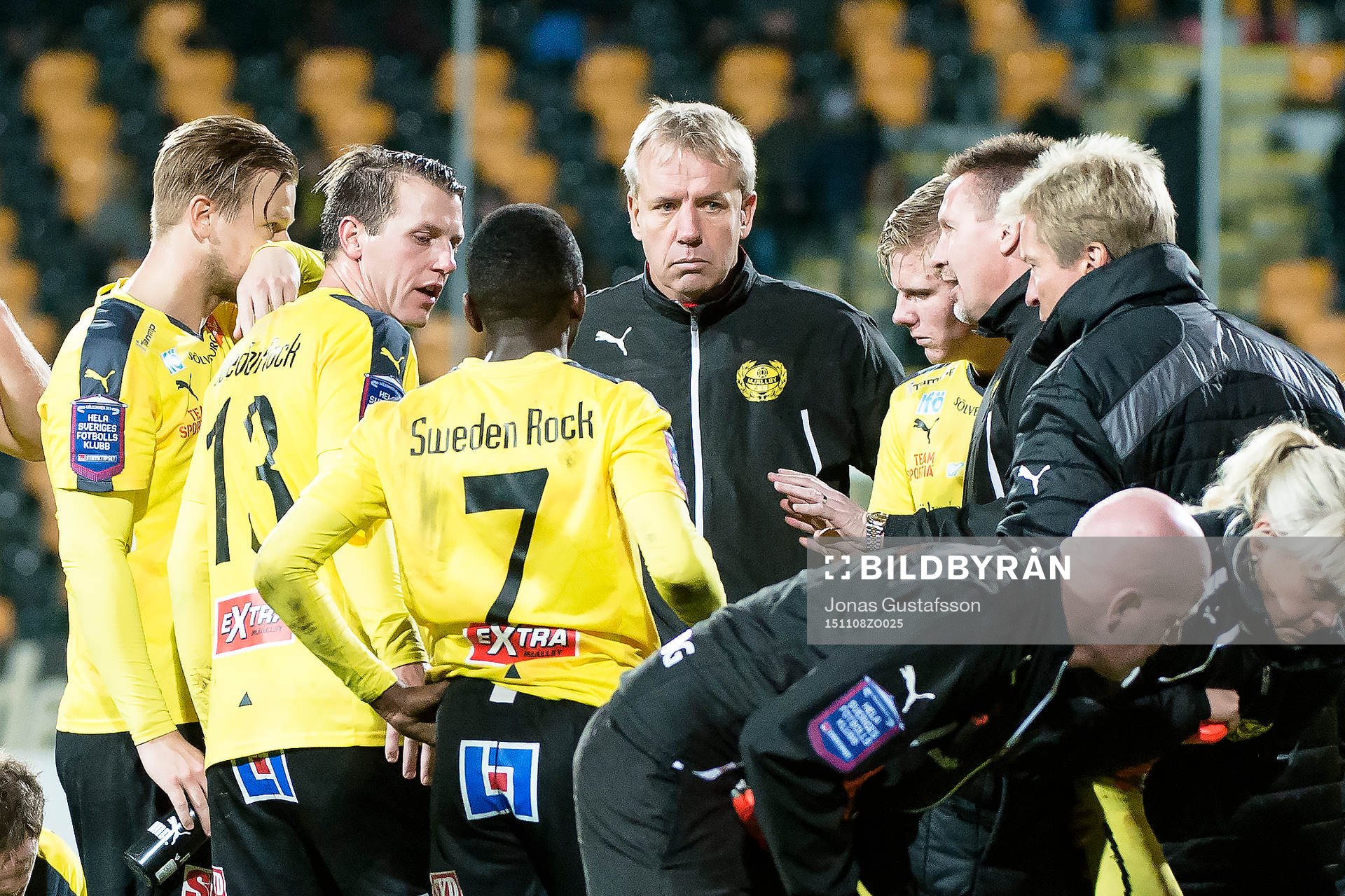 Mjällbys klubbchef Jörgen Martinsson pratar med laget i