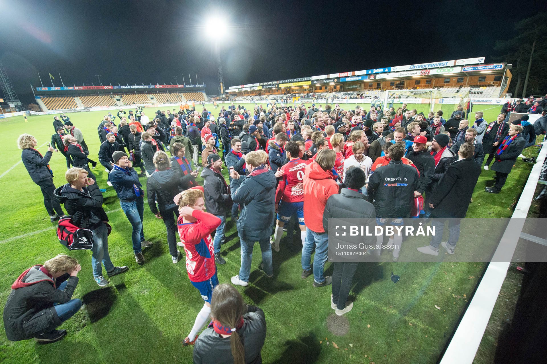 Folk samlas och hyllar Örgrytes lag som tagit steget upp i Superettan under fotbollsmatchen i kvalet till Superettan mellan Mjällby och Örgryte den 8 November 2015 i Mjällby.