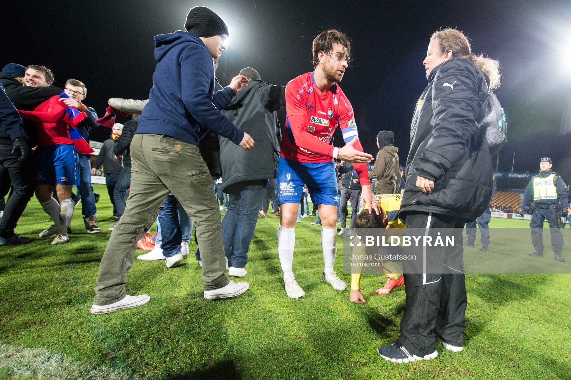 Örgrytes George Mourad tröstar Mjällbys Adi Terzic som