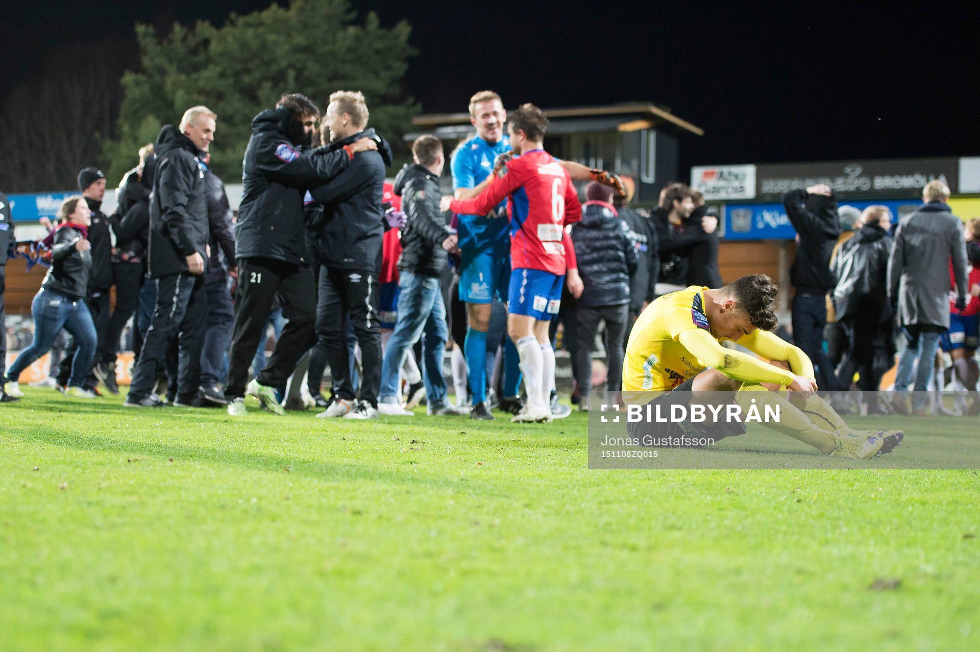 Mjällbys Armin Aganovic sitter på gräsmattan och deppar,