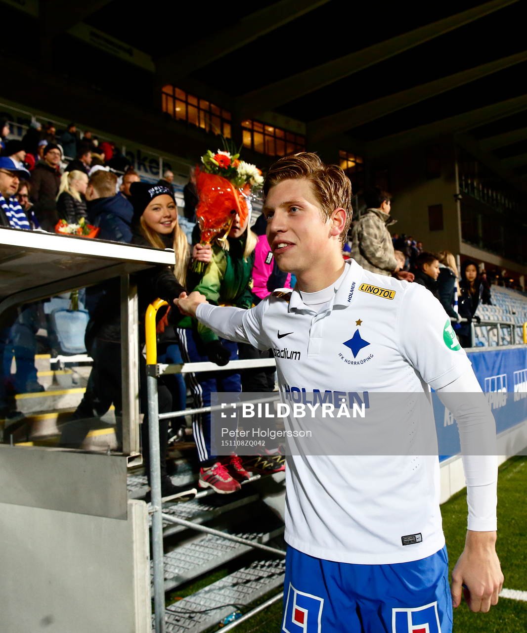 Norrköpings Alexander Fransson med unga supporters