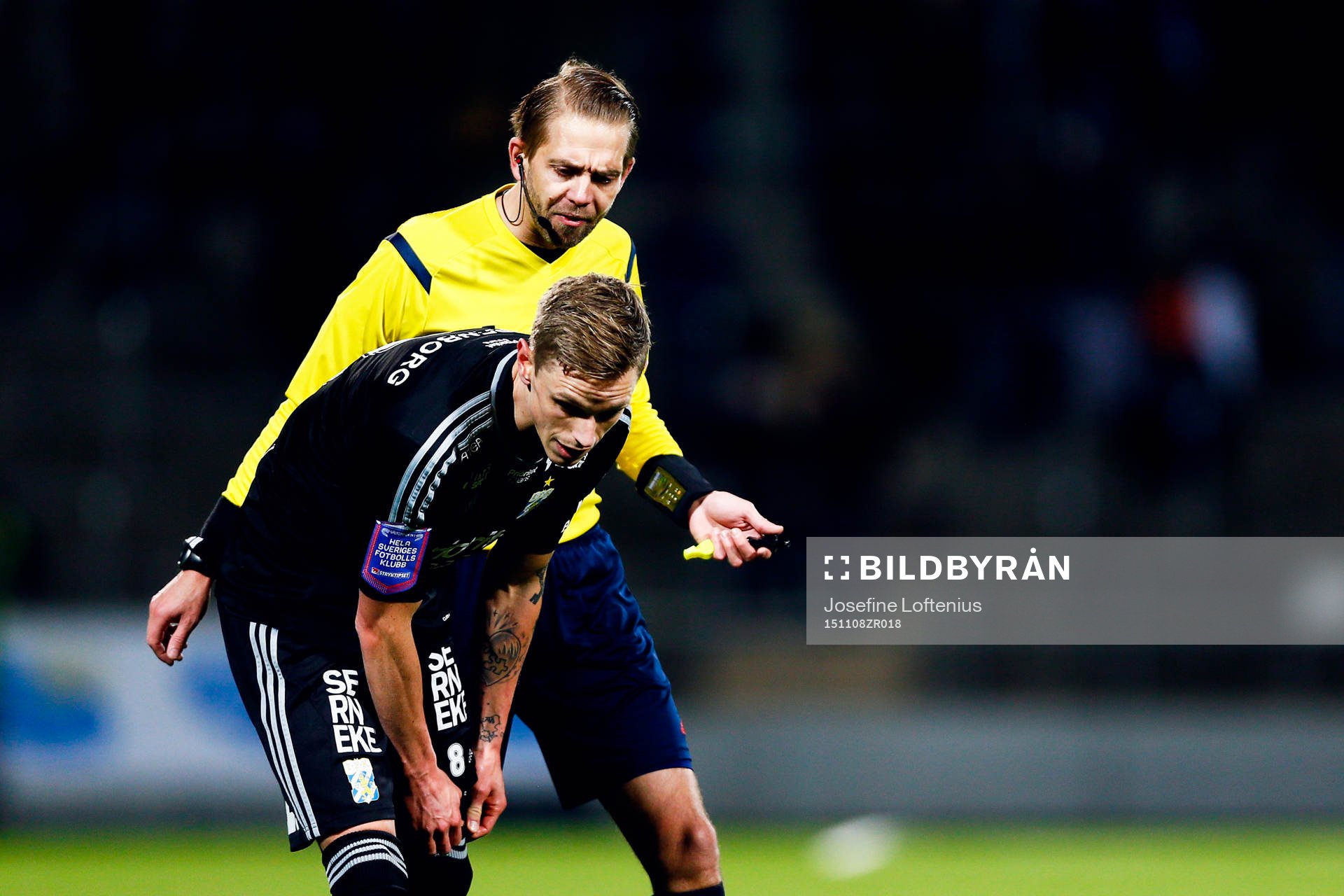 Domaren Johan Hamlin och IFK Göteborgs Sören Rieks