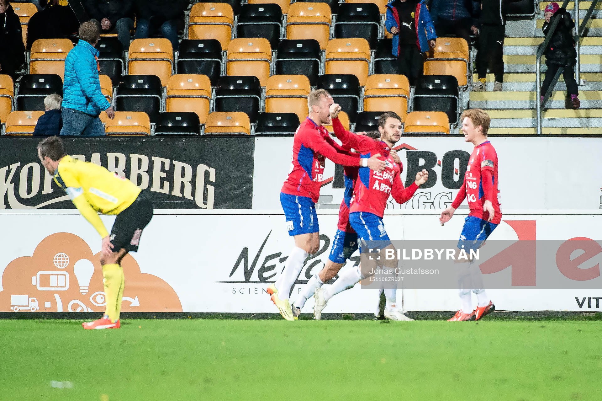 Örgrytes Hannes Sahlin har gjort 2-1