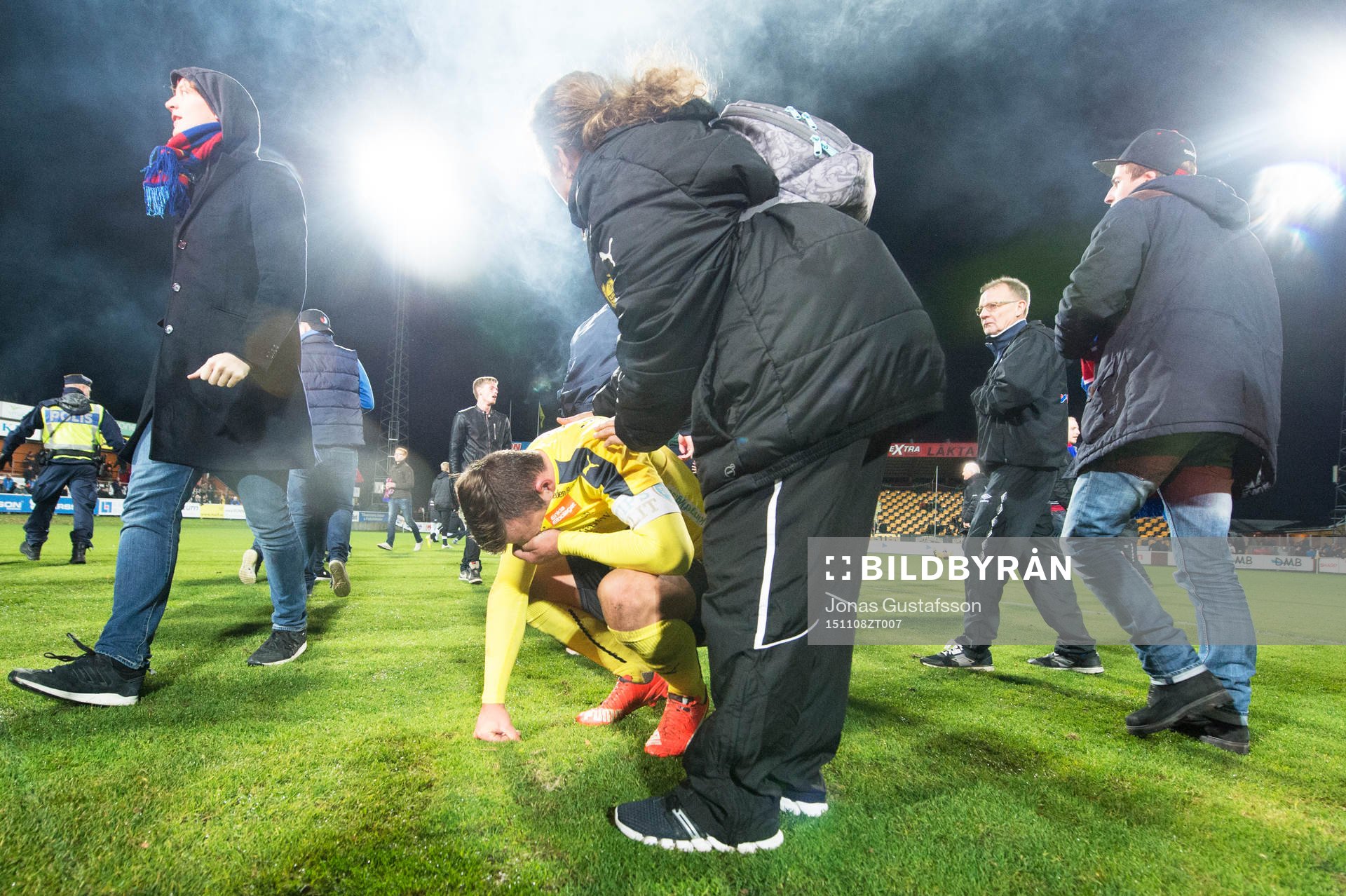 Mjällbys mentala coach Fanny Sunesson tröstar Mjällbys