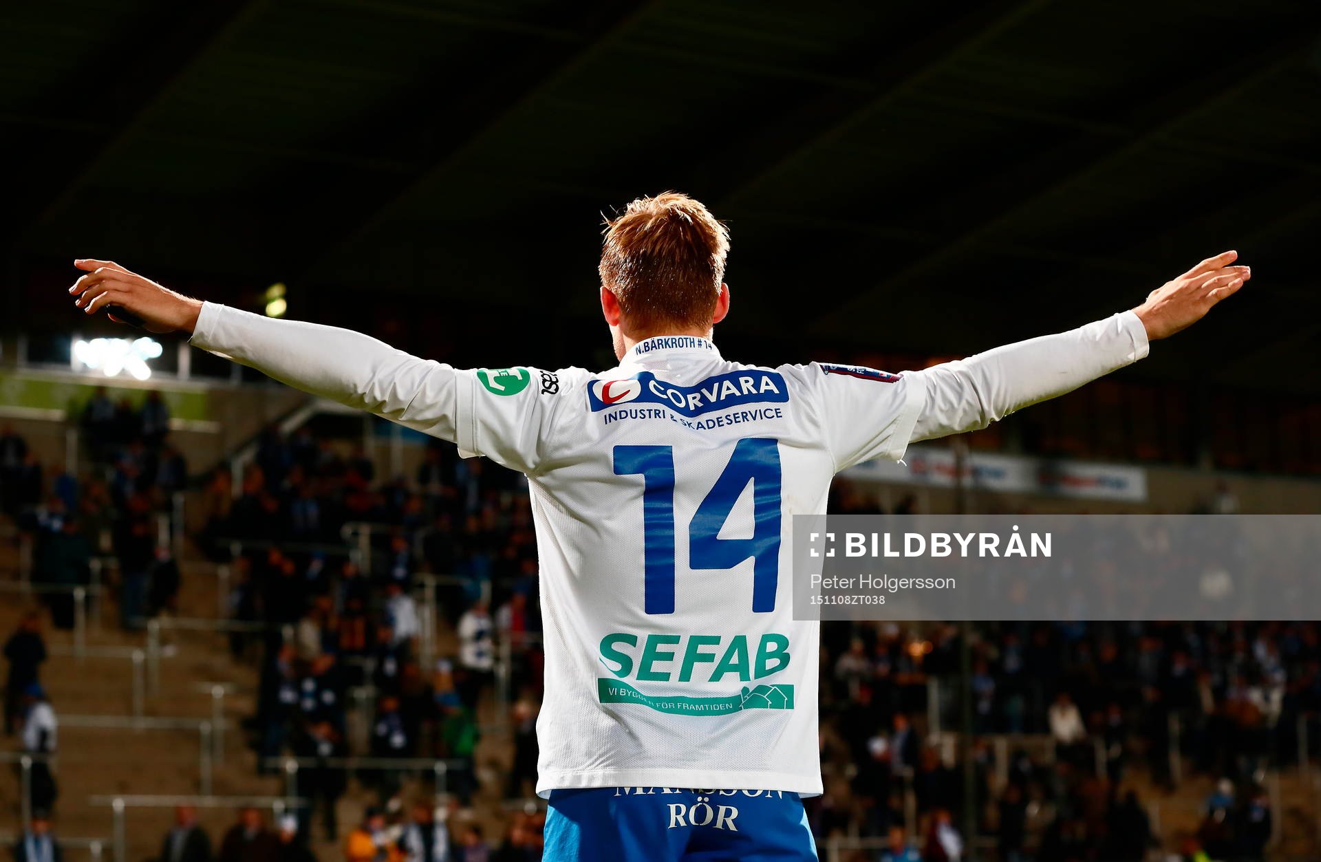 Norrköpings Nicklas Bärkroth tackar publiken under fotbollsmatchen i Svenska Supercupen mellan Norrköping och IFK Göteborg den 8 november 2015 i Norrköping.