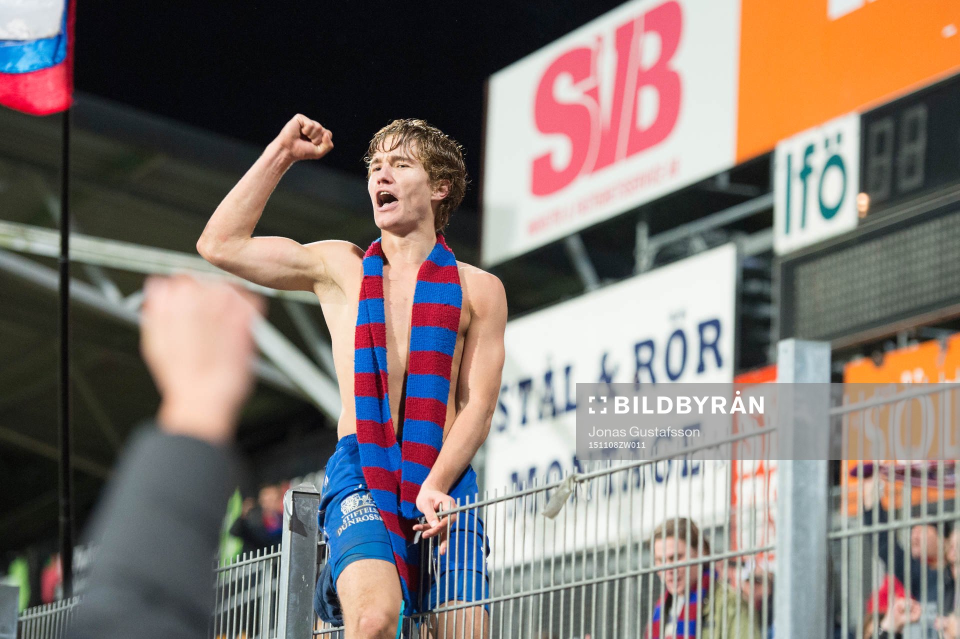 Örgrytes Jakob Lindström jublar på ett staket med sina