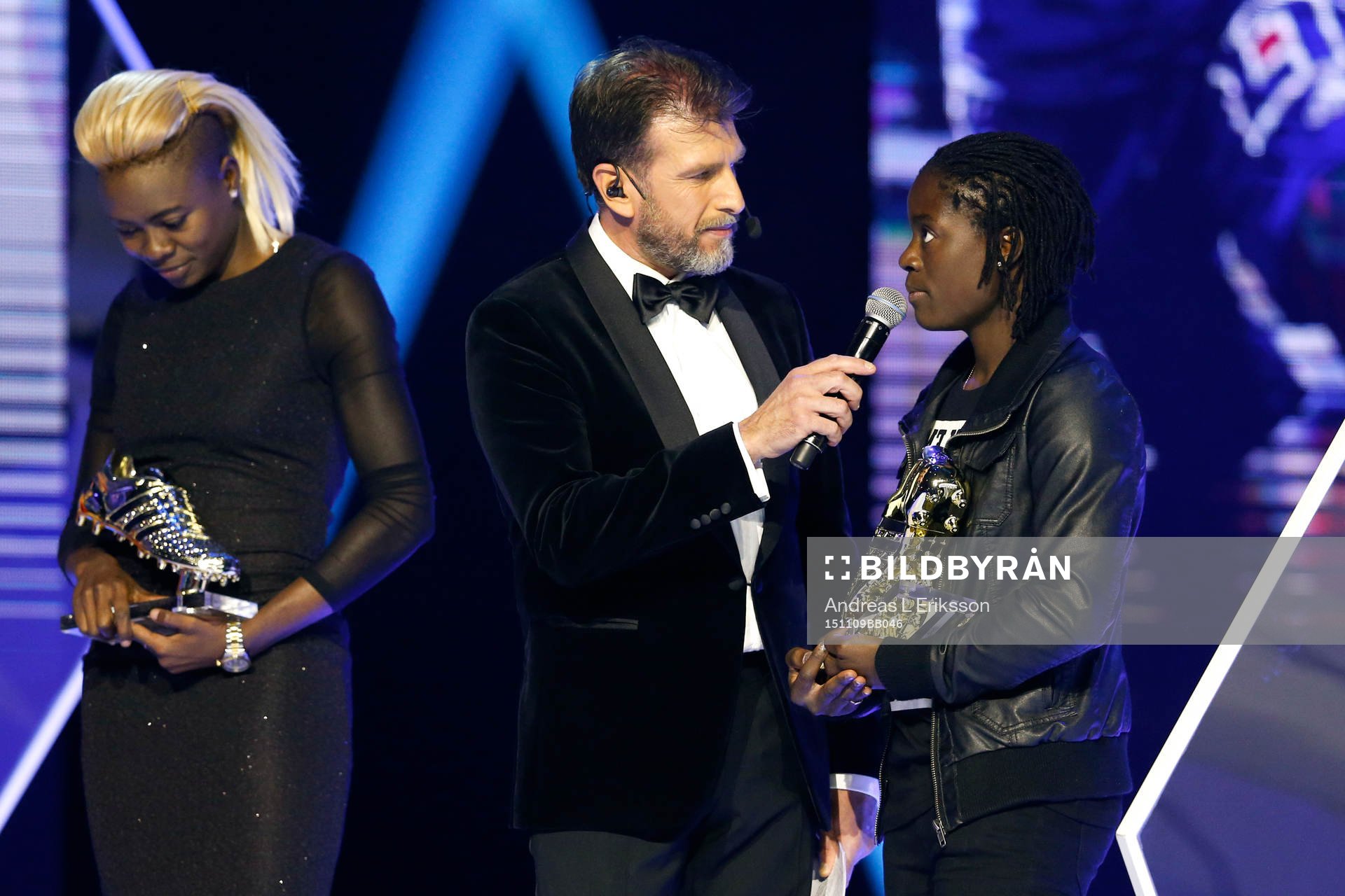 Tabitha Chawinga tar emot pris som skytteligavinnare