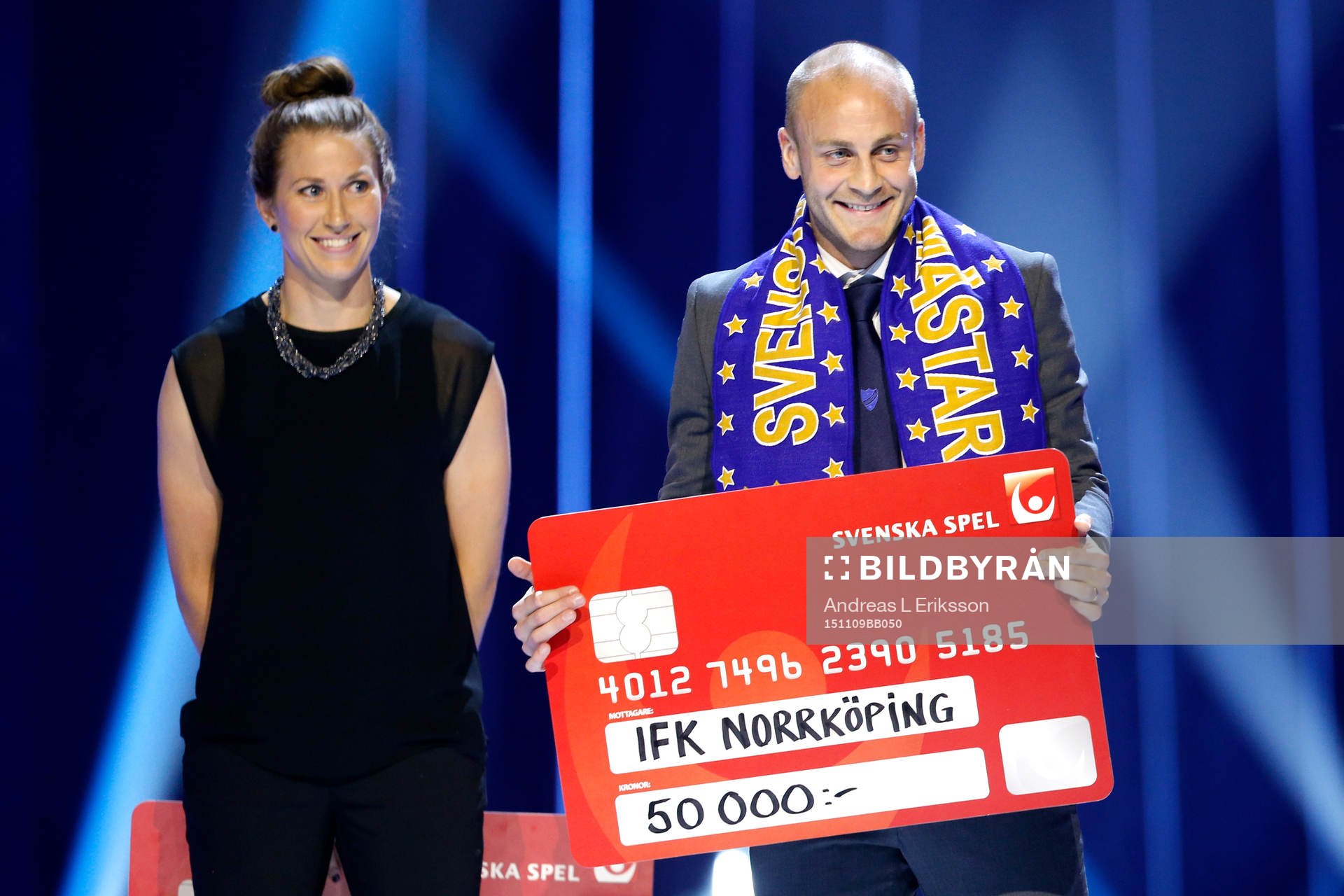 IFK Norrköpings Daniel Sjölund tar emot pris för fair