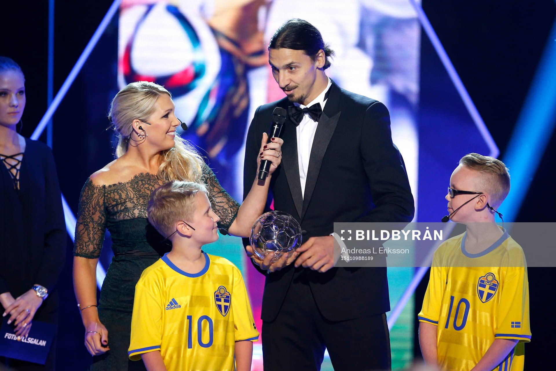 Melwin och Frank delar ut pris till Årets forward Zlatan