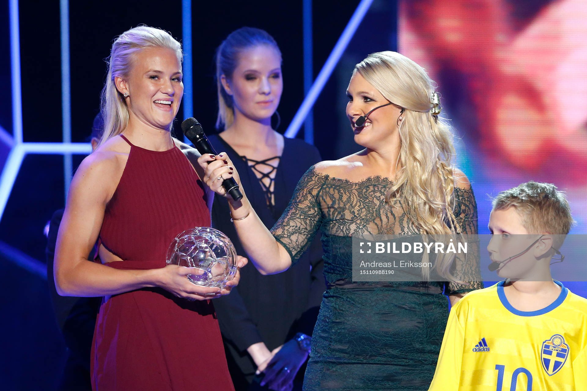 Melwin och Frank delar ut pris till Årets forward Pernille