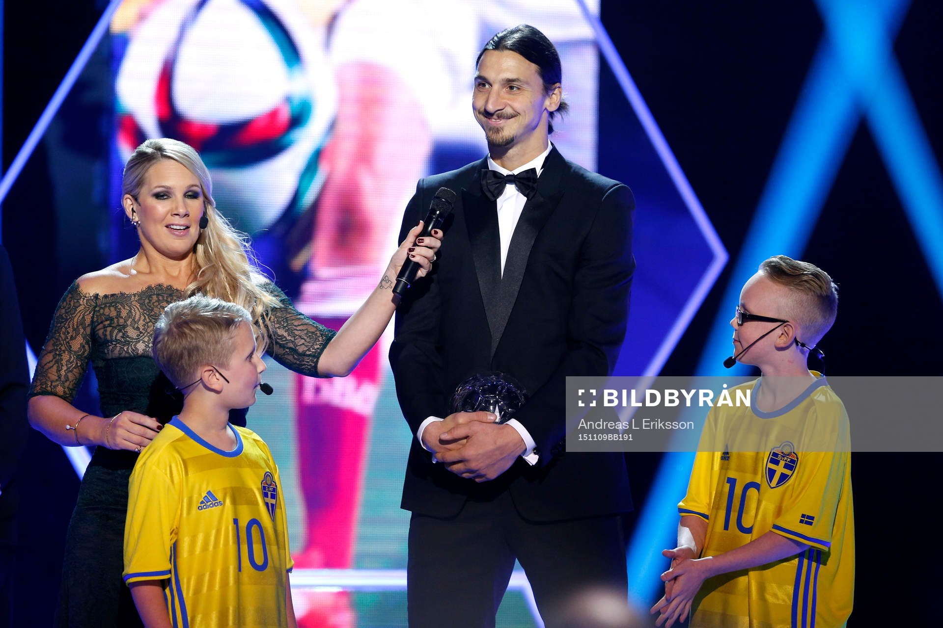 Melwin och Frank delar ut pris till Årets forward Zlatan