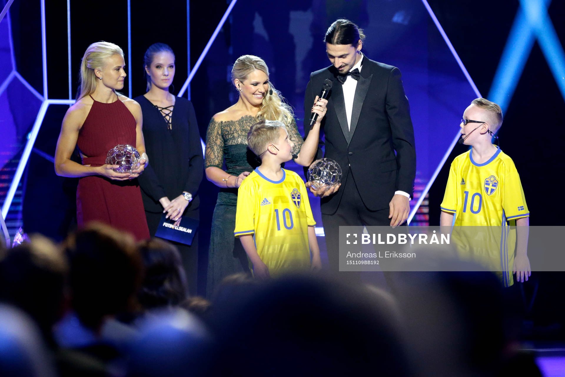 Melwin och Frank delar ut pris till Årets forward Pernille