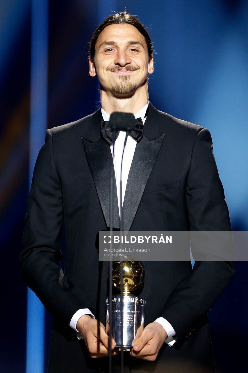 Zlatan Ibrahimovic tilldelas Guldbollen under Fotbollsgalan 2015 den 9 november 2015 i Stockholm. 