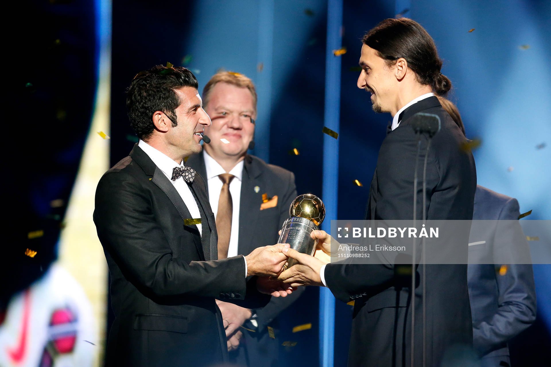 Zlatan Ibrahimovic får Guldbollen av Luis Figo under Fotbollsgalan 2015 den 9 november 2015 i Stockholm. 