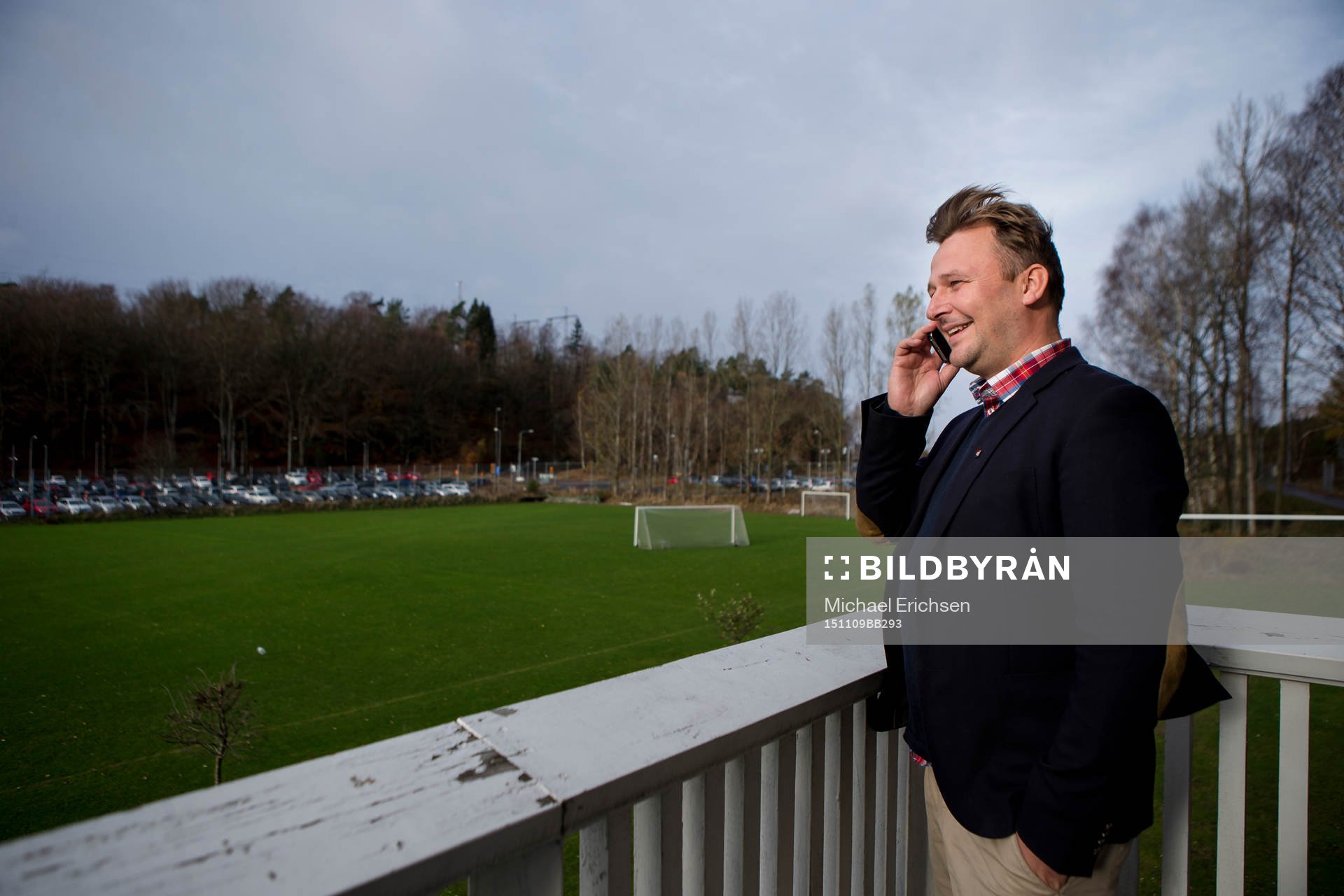 Örgrytes klubbdirektör Pierre Edström pratar telefonen