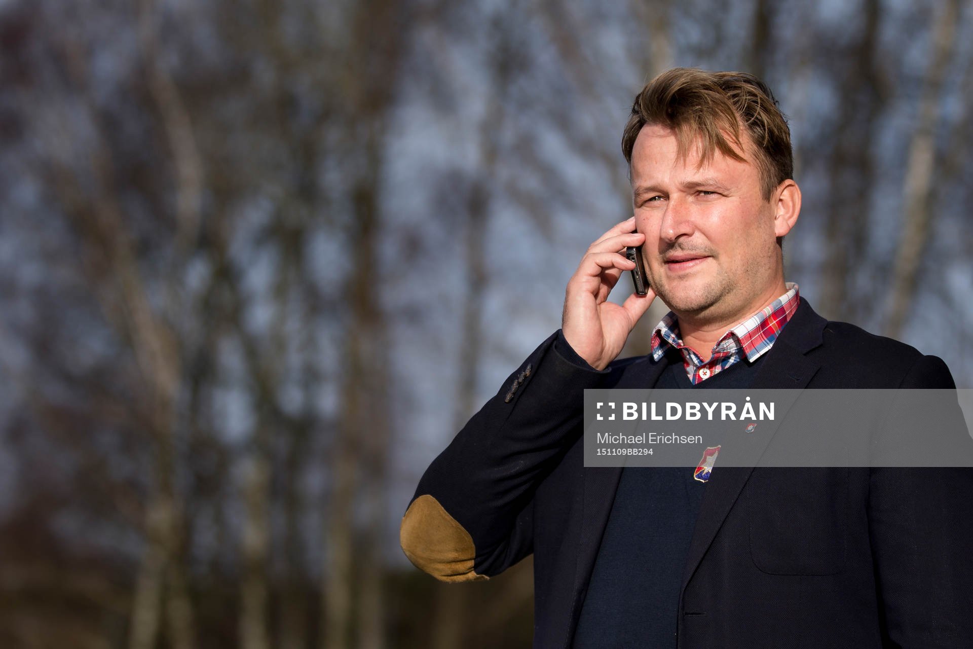 Örgrytes klubbdirektör Pierre Edström pratar telefonen