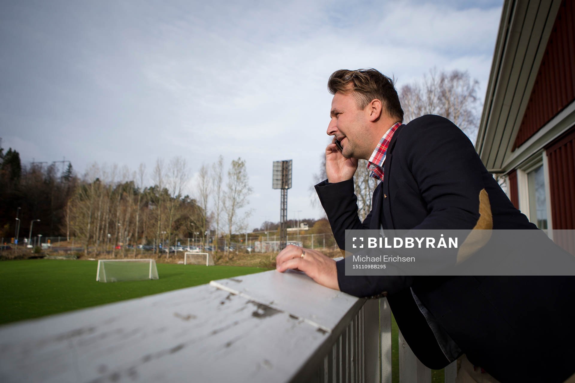 Örgrytes klubbdirektör Pierre Edström pratar telefonen
