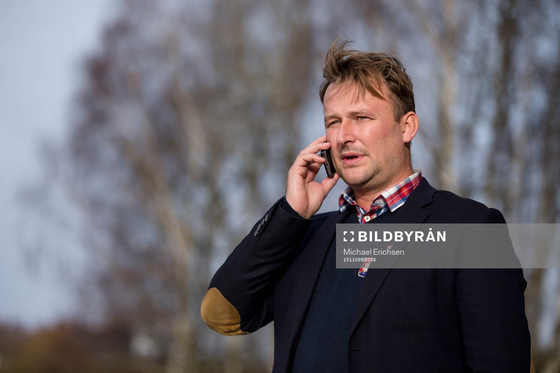 Örgrytes klubbdirektör Pierre Edström pratar telefonen