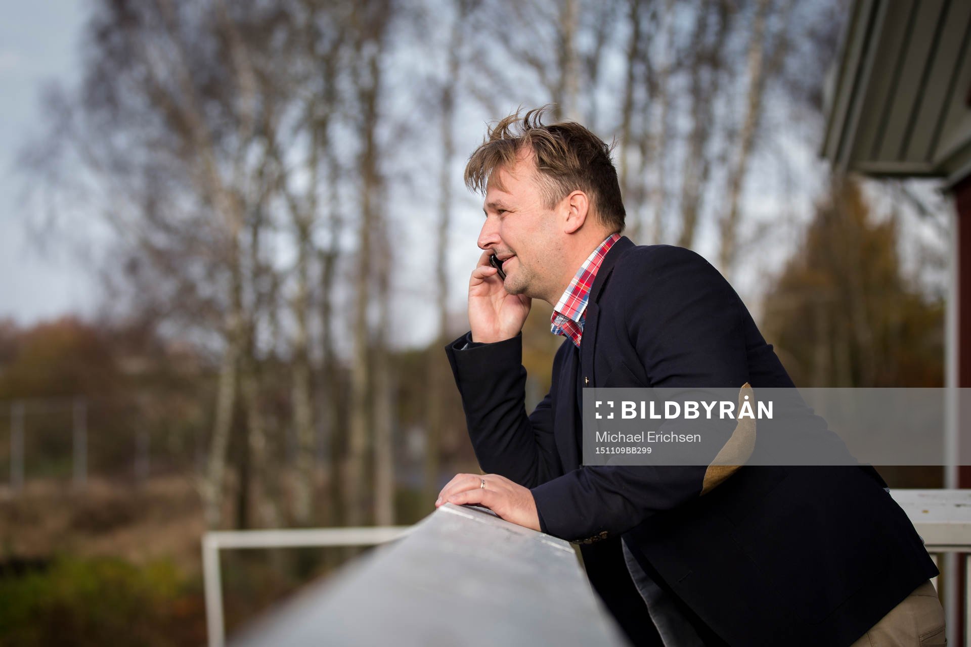 Örgrytes klubbdirektör Pierre Edström pratar telefonen