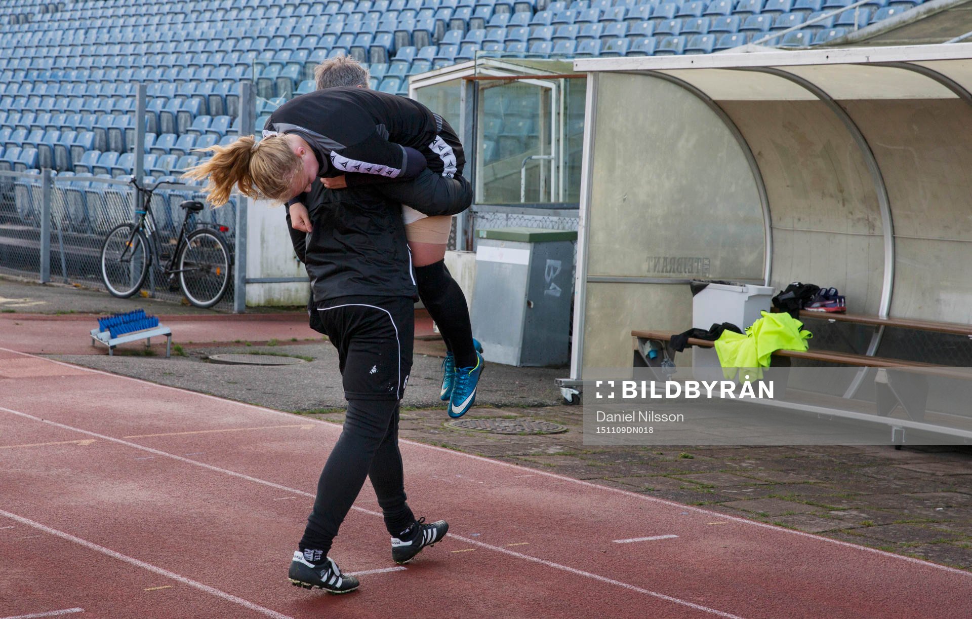 FC Rosengårds Ebba Wieder bars av planen