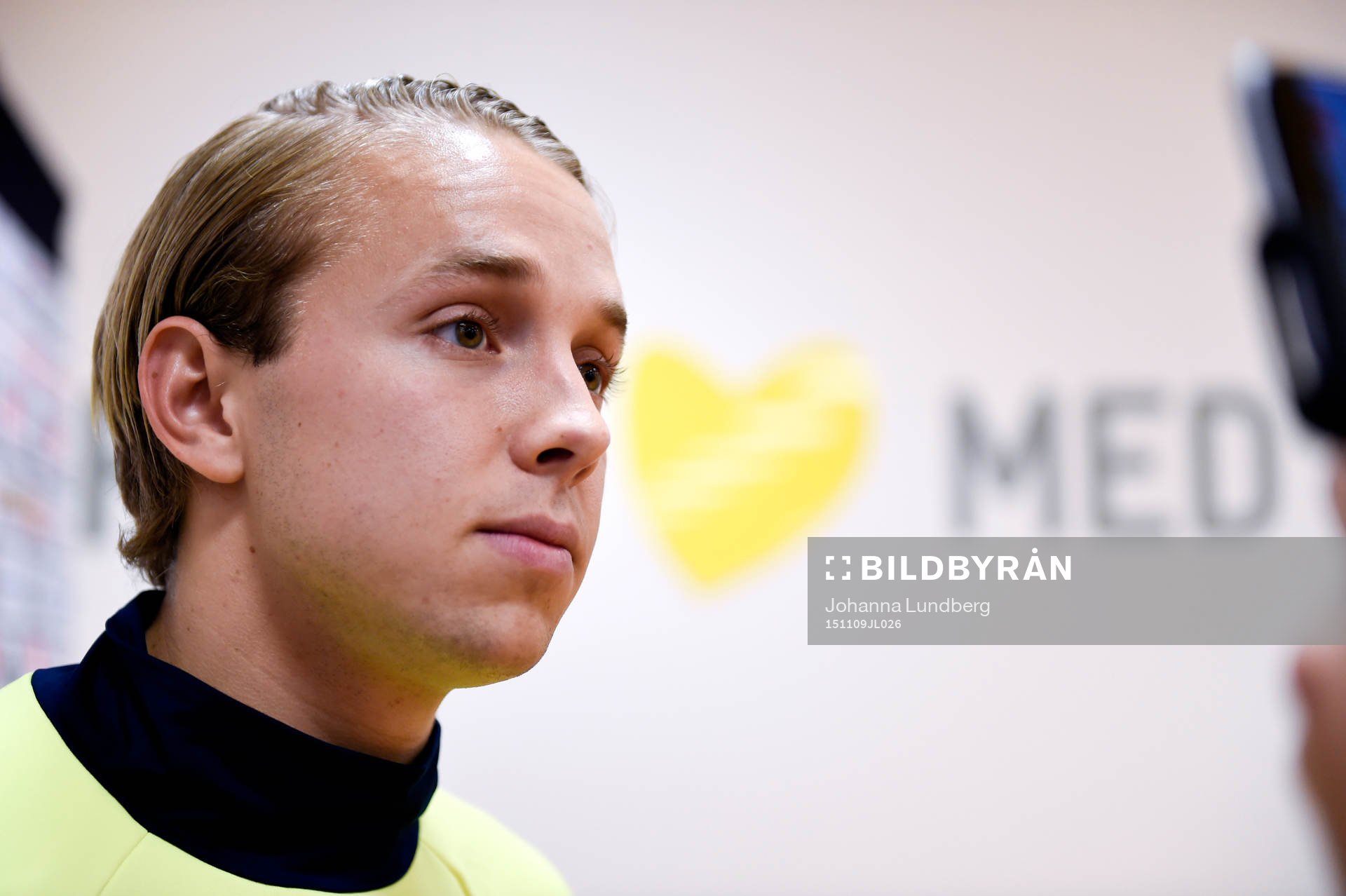 Sveriges målvakt Patrik Carlgren blir intervjuad innan