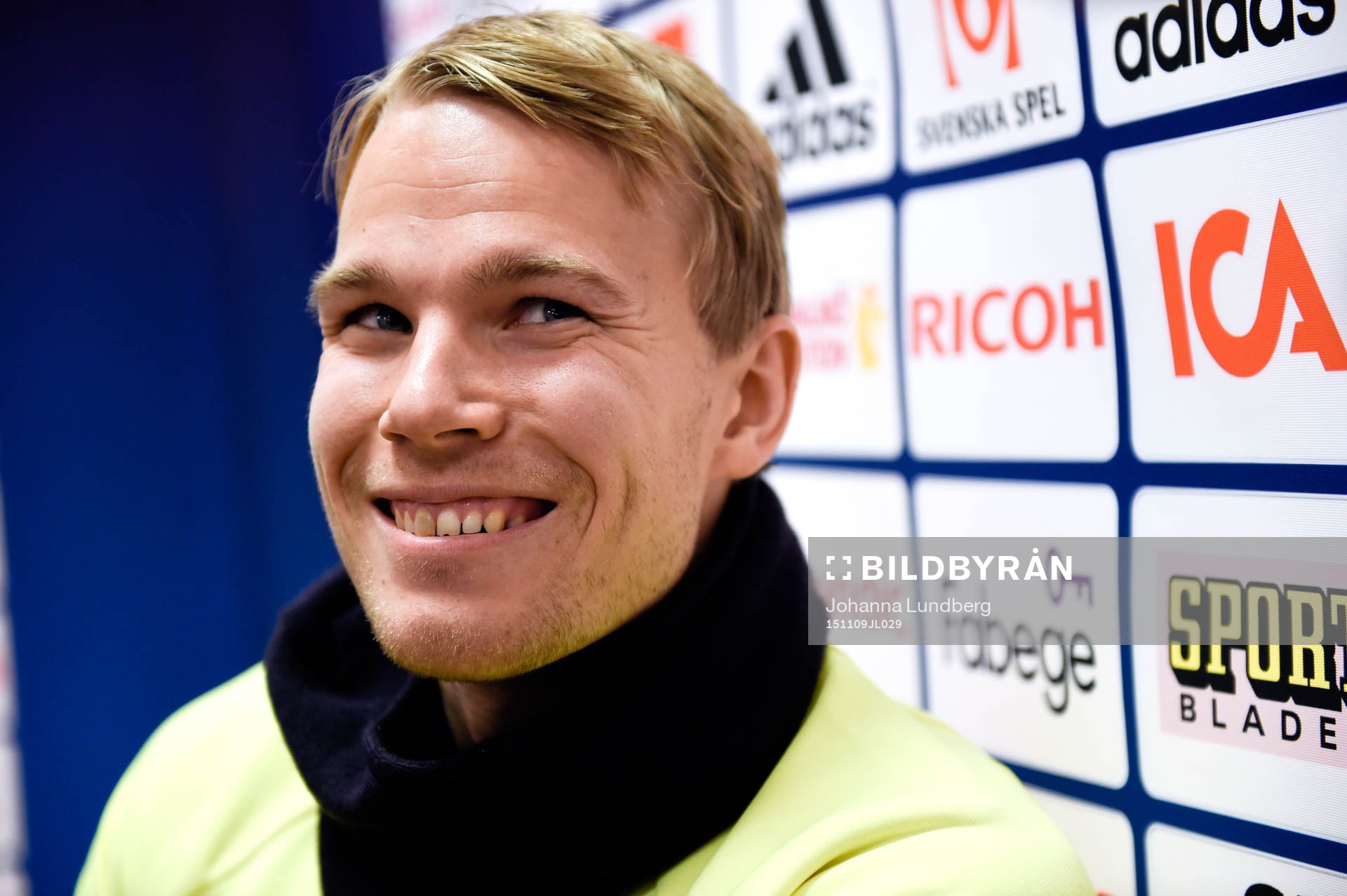 Sveriges Oscar Lewicki blir intervjuad innan en träning med Sveriges fotbollslandslag den 9 november 2015 i Stockholm
