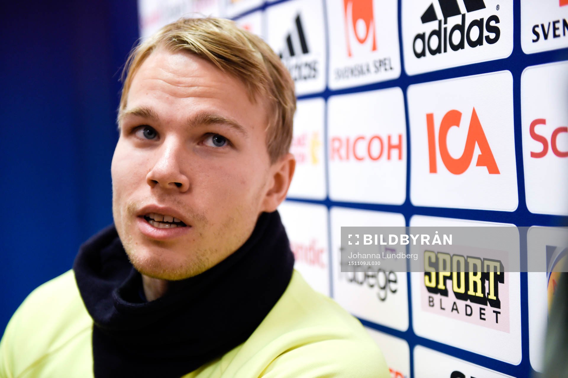 Sveriges Oscar Lewicki blir intervjuad innan en träning med Sveriges fotbollslandslag den 9 november 2015 i Stockholm