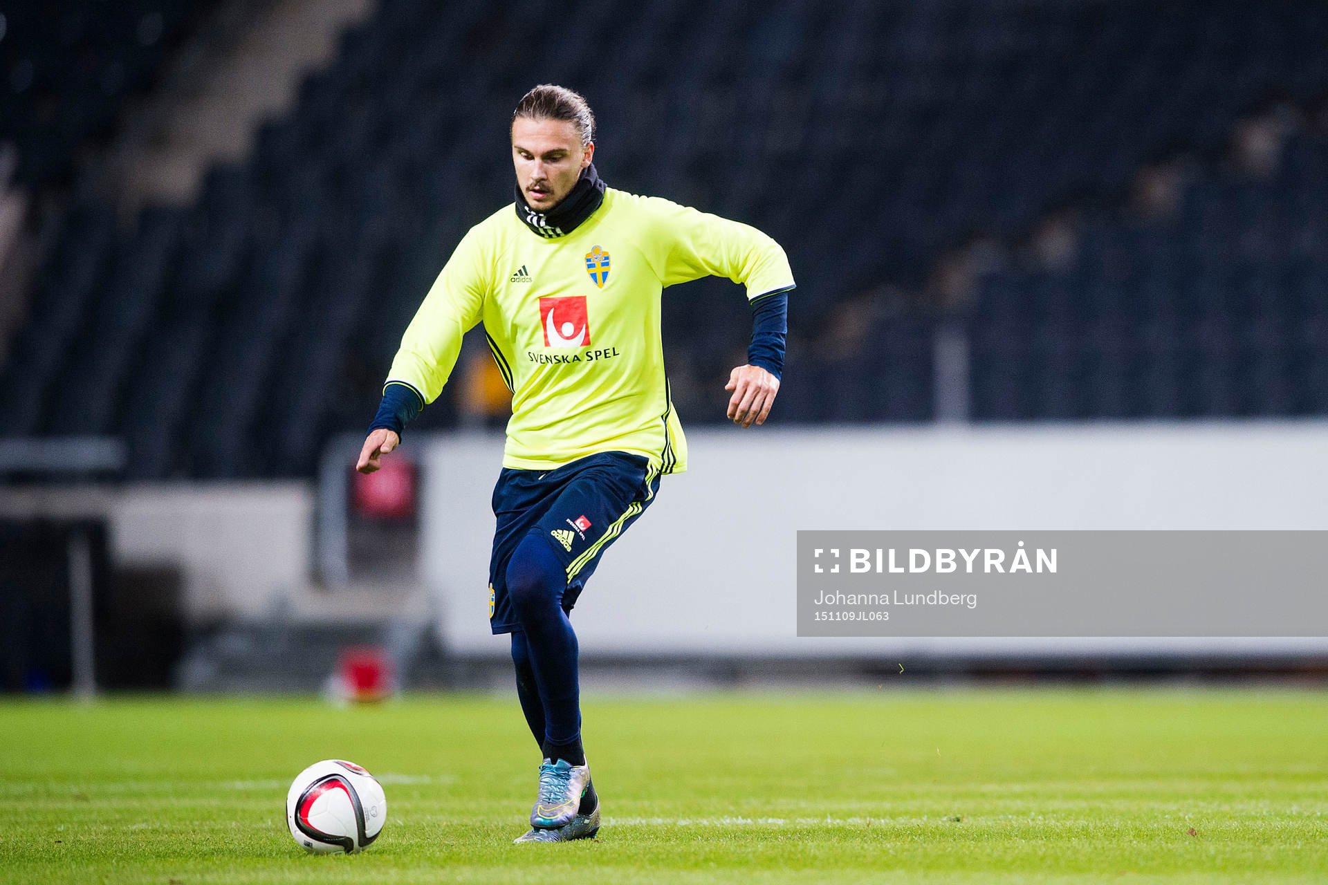 Sveriges Erik Johansson under en träning med Sveriges fotbollslandslag den 9 november 2015 i Stockholm