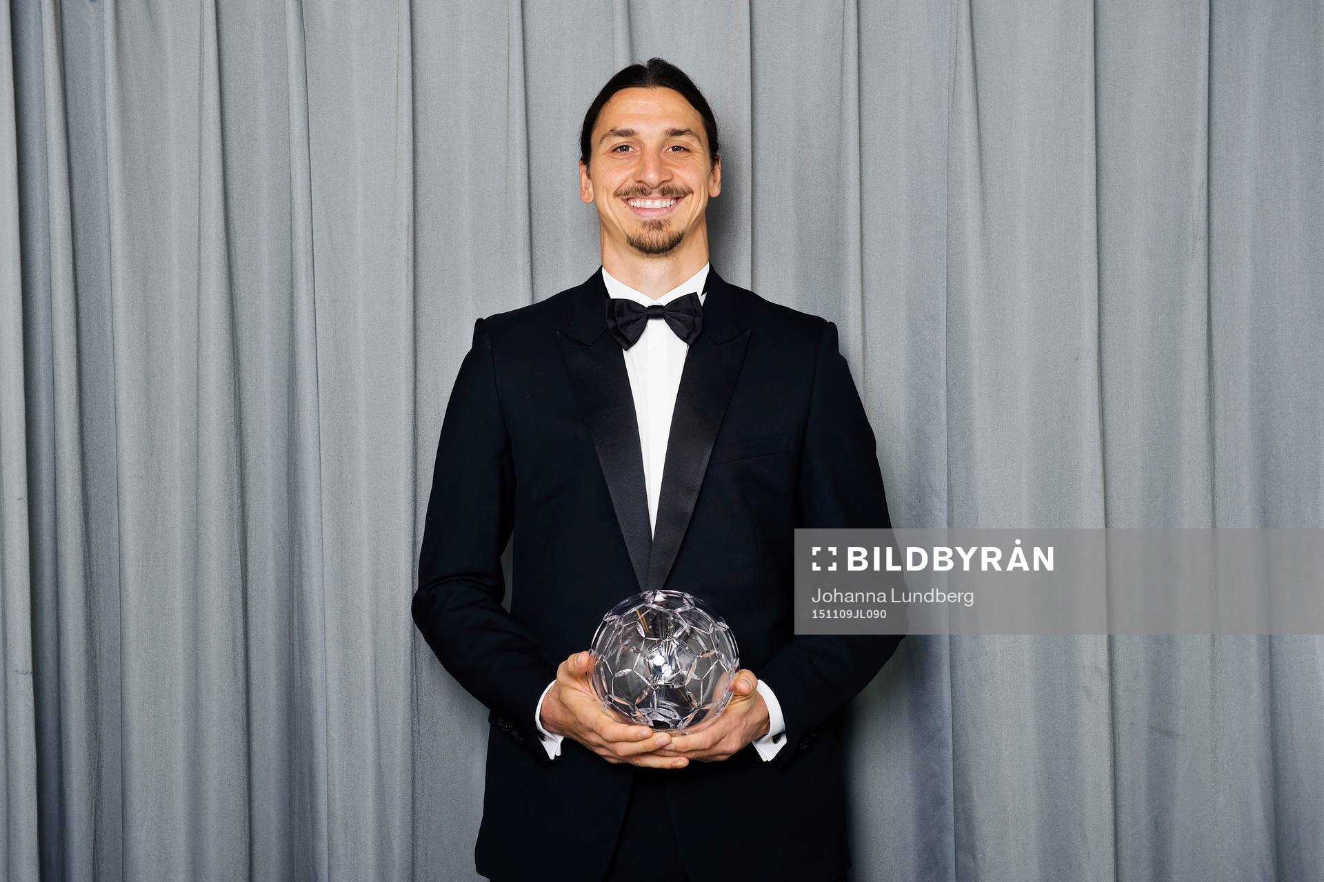 Zlatan Ibrahimovic poserar med sitt pris för årets forward