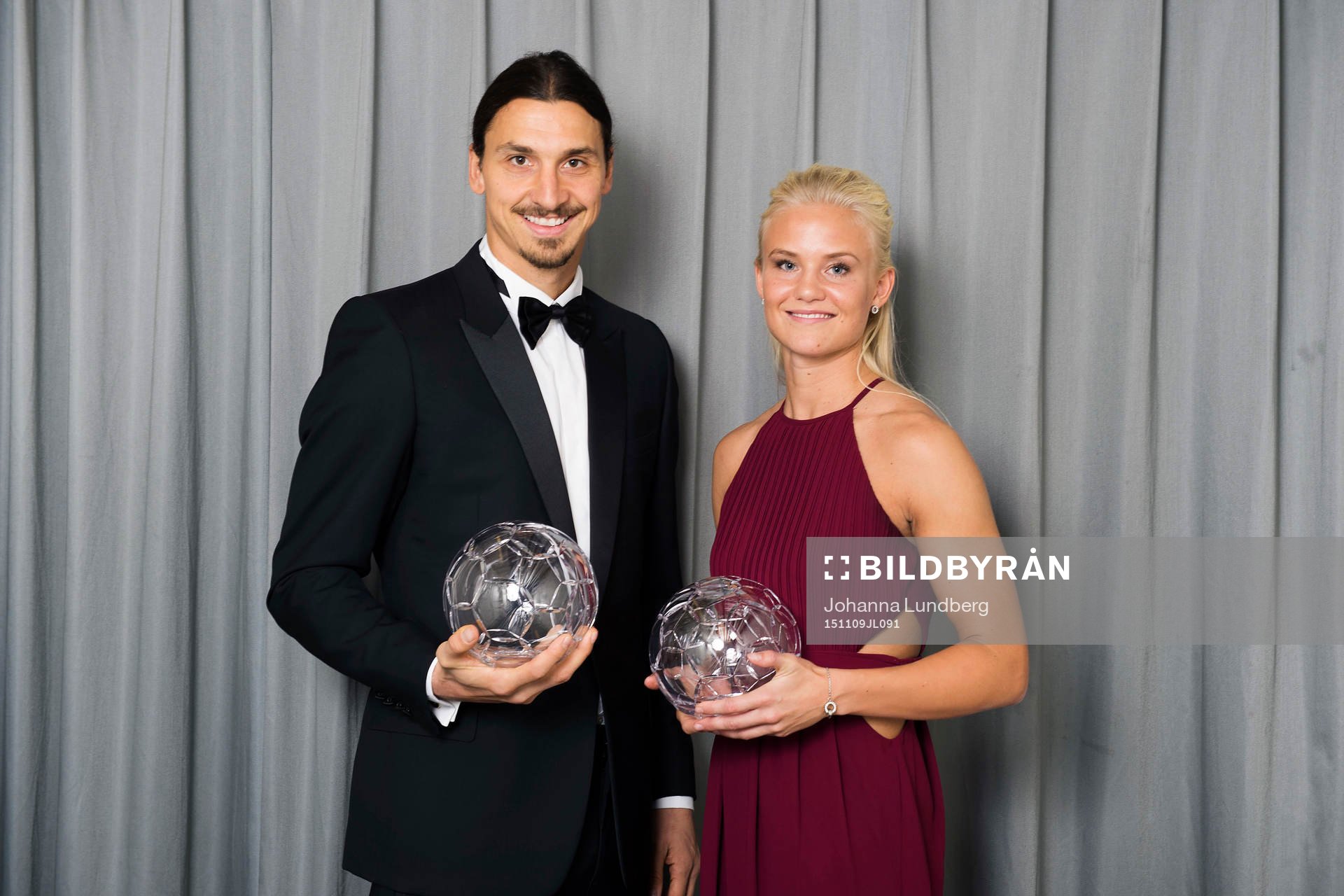 Zlatan Ibrahimovic och Pernille Harder poserar med sina