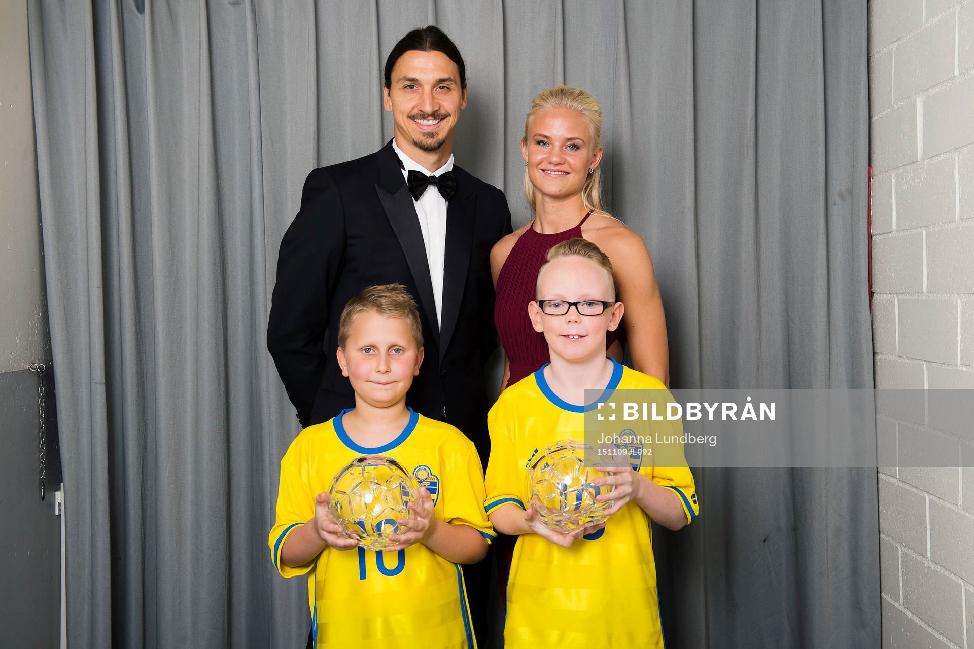 Zlatan Ibrahimovic och Pernille Harder poserar med sina