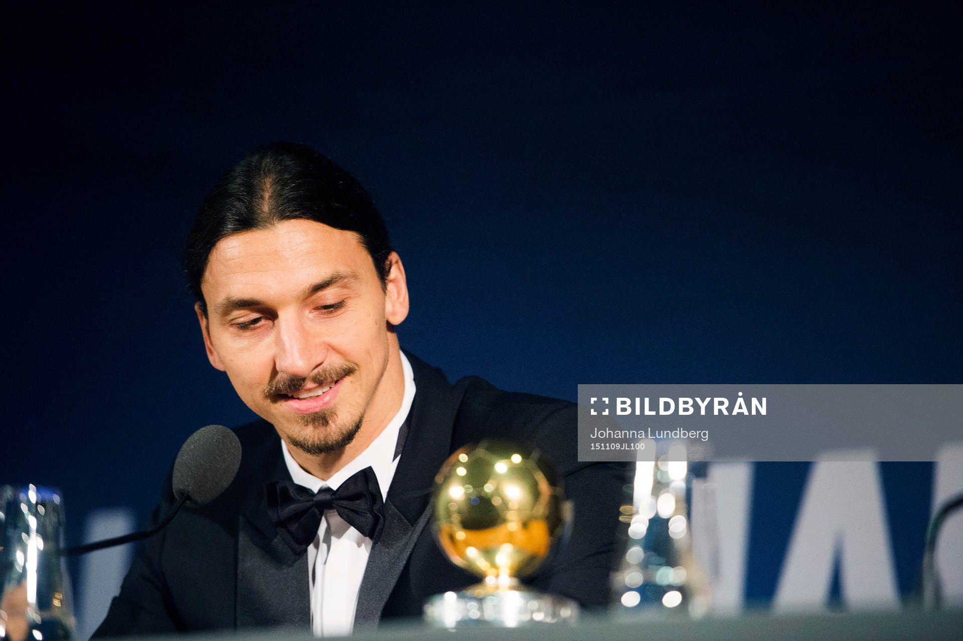 Zlatan Ibrahimovic tittar på sin guldboll när han deltar