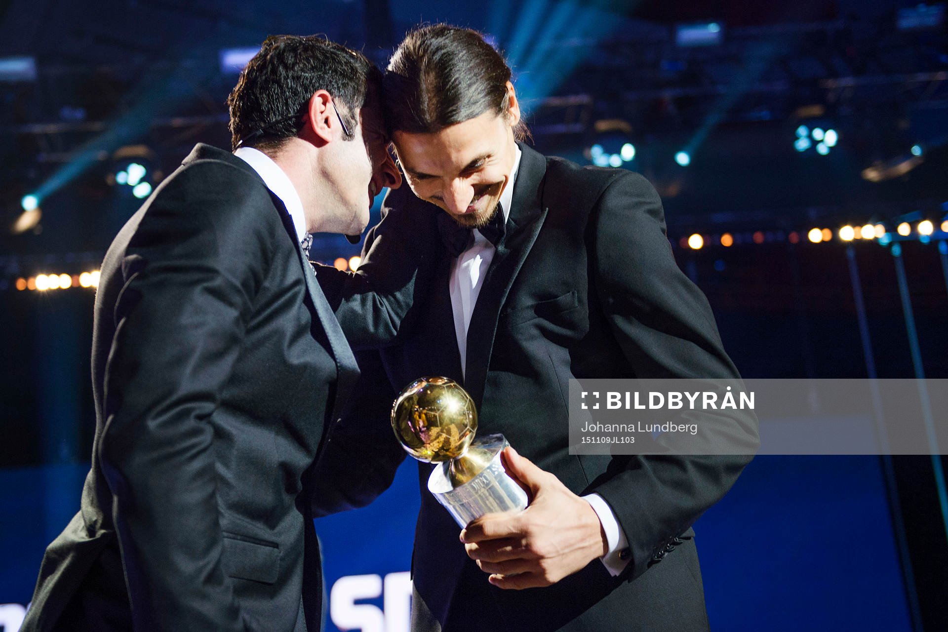 Luis Figo klappar om Zlatan Ibrahimovic under Fotbollsgalanden 9 november 2015 i Stockholm