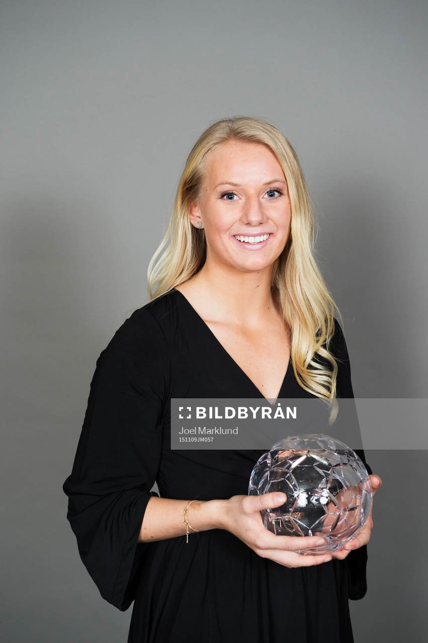 Stina Blackstenius, Linköping, poserar med sitt pris för