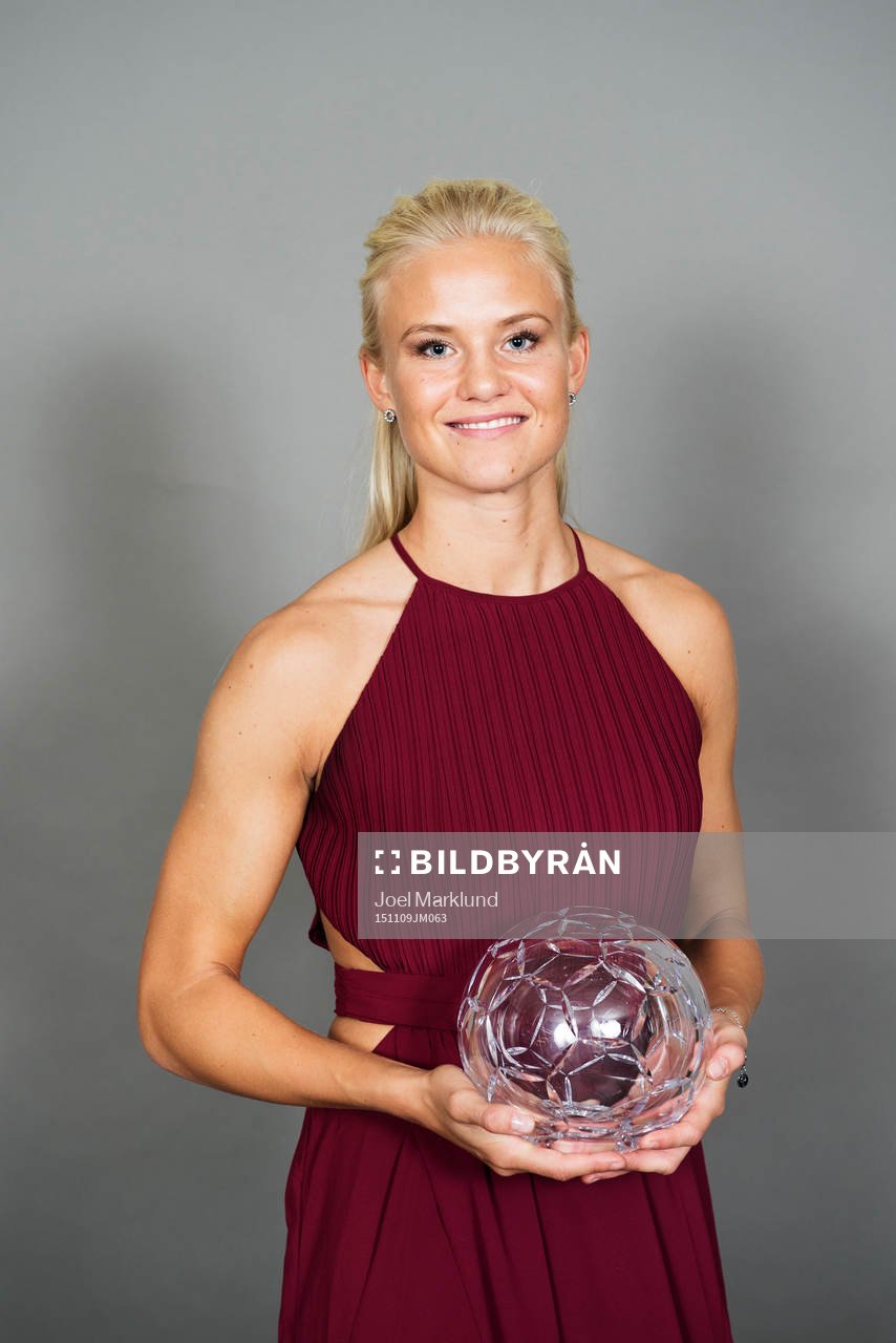 Pernille Harder, Linköping, poserar med sitt pris Årets