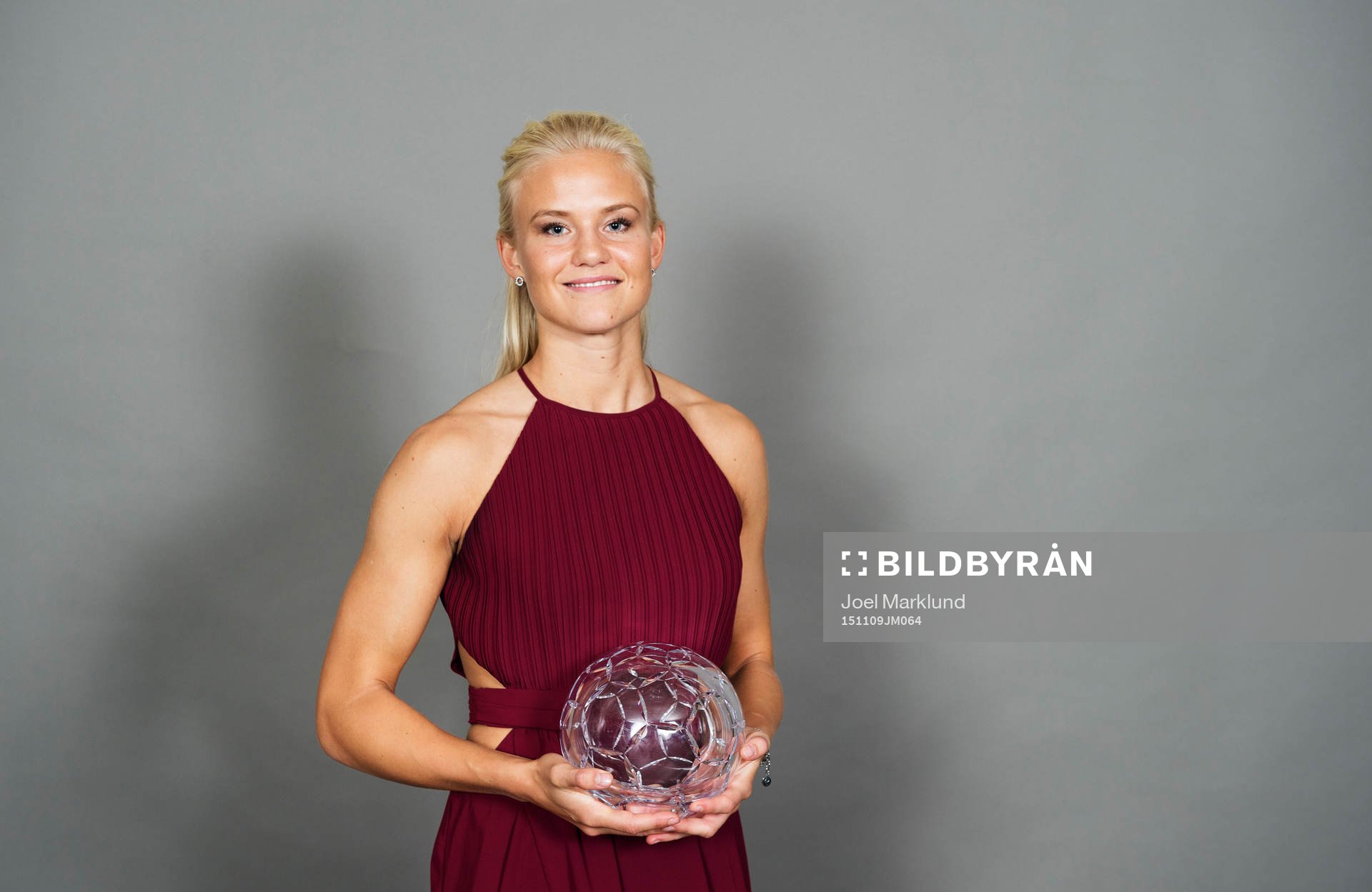 Pernille Harder, Linköping, poserar med sitt pris Årets