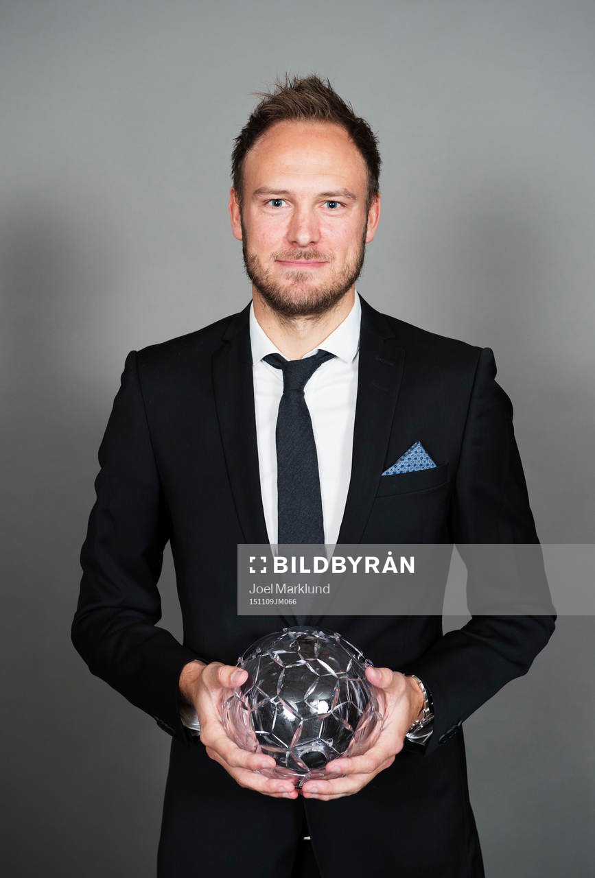 Andreas Granqvist, Krasnodar, poserar med sitt pris för